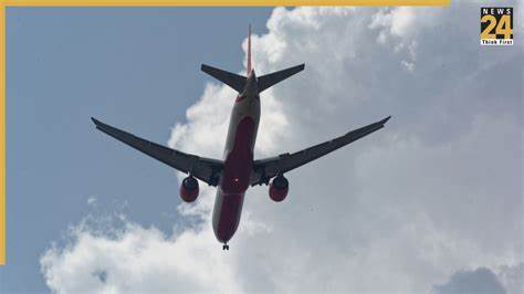 随着特朗普宣布对H-1B签证实施高额费用,印度至美国航班票价剧烈上升;网络论坛4Chan用户策划恶意占座行动,进一步助推机票价格飙升,给众多印度H-1B持有者回美行程带来巨大阻碍。本文深入探讨事件始末、背后原因及影响。
