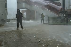 受超强台风"霞花"影响,香港股市多项重要IPO时间表被迫调整,紫金矿业32亿美元上市进程延后,市场关注投资者热情及未来发展趋势。本文深入解析紫金矿业IPO推迟背景及其对市场的多重影响。
