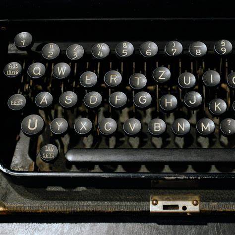 探索QWERTZ键盘布局的历史渊源及其设计背后的逻辑,了解为何德国和其他德语区国家采用这一独特的键位排列方式,以及该布局如何适应语言特点和打字效率的需求。
