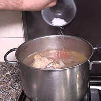 深入探讨意大利传统牛肉高汤的烹饪技巧与精选材料,揭秘Chef Stefano Barbato独家高汤配方,助你轻松掌握正宗风味制作方法,提升家庭料理品质。
