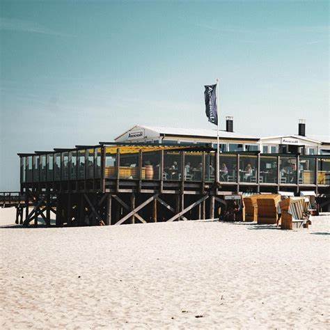 圣彼得奥尔丁的木桩餐厅作为北德国海岸的独特地标,为游客提供了绝佳的用餐体验。结合壮观的海景和丰富多样的菜品,这些餐厅不仅是美食爱好者的天堂,更是自然与文化的完美融合之地。探索这片风景如画的半岛与其独具特色的餐饮文化,体验极致享受。
