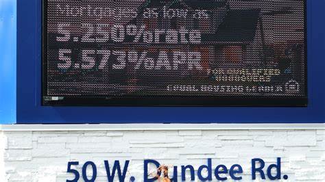 在经历连续四周的下降后,美国30年期抵押贷款利率出现小幅回升,反映出经济和货币政策的不确定性加剧。本文深度解析抵押贷款利率变化背后的原因,分析未来走势对购房者和再融资者的潜在影响,同时探讨当前住房市场所面临的挑战与机遇。
