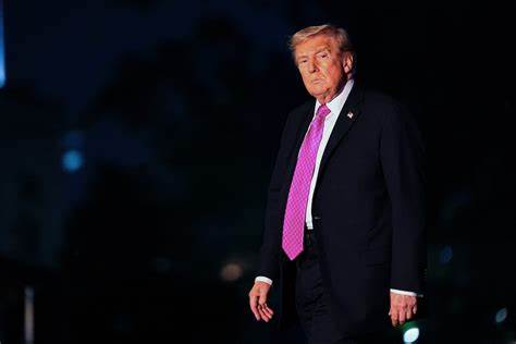 随着特朗普政府对美联储的施压力度加大,美国债券市场的波动性显著增强。投资者对财政和政治风险的担忧推动收益率曲线趋于陡峭,专家与基金经理纷纷解读其潜在影响及投资策略。本文深度分析当前形势及未来市场走向,为投资者提供全面的市场洞察。
