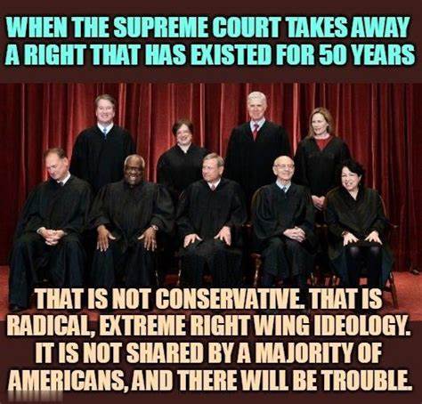 探讨美国最高法院口头辩论中的幽默现象,分析谁是当前最会逗笑的大法官、笑声来源与类型,以及这些笑声对庭审氛围、说服力和司法形象的潜在影响
