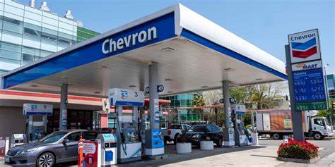 投资领域中,能源板块因其波动性常被视为风险较高的类别。然而,作为全球最大的综合能源公司之一,雪佛龙凭借其稳定的分红记录和强健的财务状况,吸引了众多注重长期稳定收益的投资者。本文深入探讨雪佛龙股票的核心优势、行业背景及未来前景,帮助投资者全面理解其潜力与挑战。
