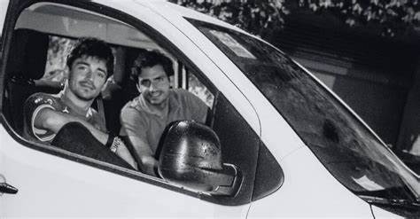 从巴库领奖台到深夜的热那亚 - 蒙特卡洛面包车之旅,揭秘塞恩斯与勒克莱尔在私人飞机遇到暴雨改降后的趣事与背后的人性、职业与安全考量
