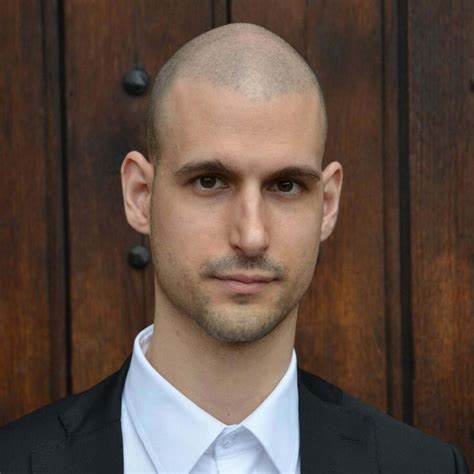 英伟达与OpenAI达成的百亿美元级别合作协议,不仅显示了人工智能产业的强劲发展动力,也揭示了背后潜藏的诸多风险与疑虑。本文深入探讨此合作的意义、行业影响以及未来可能面临的挑战,为读者揭示AI产业的多维度图景。
