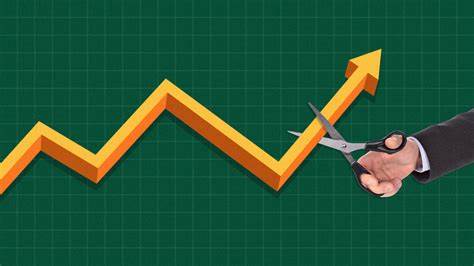 随着美联储即将下调基准利率,市场资金收益率面临下行压力,财务顾问纷纷调整现金和固定收益投资策略,以应对利率变动带来的挑战和机遇。本文深入剖析当前市场环境,揭示投资者和专业顾问如何在利率周期转折点有效管理现金与固定收益资产,实现稳健的财富增长。
