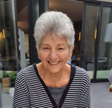 介绍如何通过 Wase Uitvaartplanner 的在线哀悼平台表达哀思、订购花卉或慰问,讨论平台功能、使用流程、礼仪建议、隐私与技术保障,以及在比利时弗拉芒地区的文化考量,为想在线悼念故人或为家属提供支持的人提供实用指导与范例
