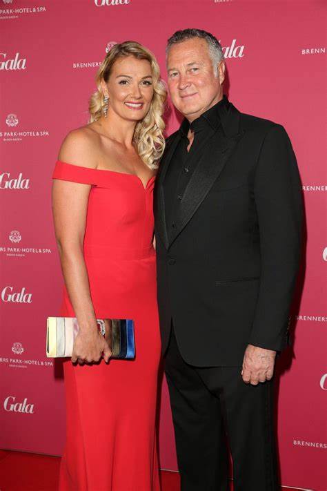 德国游泳传奇弗朗西斯卡·范·阿尔姆西克不仅以其卓越的运动成就闻名,她的家庭生活和亲密关系同样备受关注。从恋爱经历到如何平衡事业与家庭,她的故事展现了运动员背后的真实人生。本文深入探讨她与伴侣、孩子之间的亲密关系及其对生活的影响。
