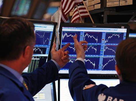 一家鲜为人知的碳化硅芯片制造商在完成Chapter 11破产重组后股价暴涨,引发社交媒体热议与投资者关注。解读重组机制、股本稀释、社交情绪驱动的"迷因股"效应,以及对长期业务前景与投资风险的全面分析。
