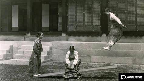 近期衍生品数据与去中心化交易所激增的高杠杆交易共同塑造了市场脉动,从期货未平仓合约、基差与资金费率到期权结构与清算数据,均显示出微妙的多空博弈与潜在风险隐患。本文深入解析核心数据、交易所竞争、代币表现及对交易者与监管者的启示。
