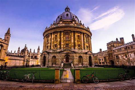 英国《泰晤士报》和《星期日泰晤士报》2026年度大学排名揭示,牛津大学首次跌出英国前三名,排名第四,与剑桥大学并列。此次排名显示,达勒姆大学凭借教学质量和学生体验大幅提升,跃居第三名,伦敦政治经济学院蝉联榜首,圣安德鲁斯大学居于第二。高校排名变化反映出英国高等教育领域的竞争格局动态和学生意见的重要性。
