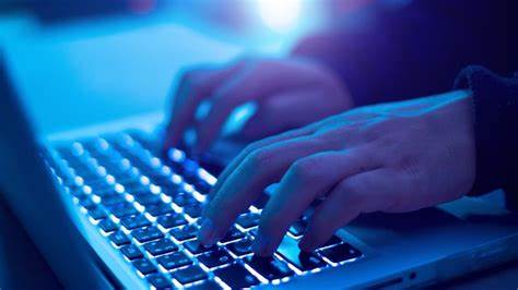 近期,疑似中国黑客组织针对美国软件开发商和律师事务所发起大规模网络攻击,窃取技术机密和敏感情报,旨在为中美贸易争端提供情报支持。此次入侵不仅暴露了美国企业网络安全的脆弱性,也揭示了全球网络战正在不断升级的现实,成为中美技术竞争和地缘政治博弈的重要一环。
