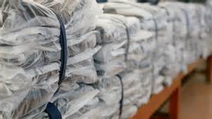 从供货时延、库存激增到采购订单回升,解析英国时尚制造商采用"谨慎缓冲"策略的原因、影响与可行应对路径,为品牌与制造商提供实践性建议与风险评估
