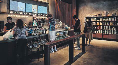 星巴克宣布将在北美关闭表现不佳的门店并裁减大量企业职位,计划投入10亿美元进行费用调整,旨在通过重组提升品牌竞争力和财务表现。此举标志着公司面对市场挑战,积极转型升级以迈向更强大、更有韧性的未来。
