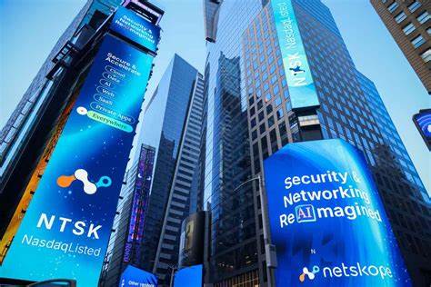 Netskope近期在纳斯达克上市表现强劲,首次公开募股(IPO)定价高于预期,股价显著上涨,反映出市场对其 cybersecurity 解决方案的高度认可。本文深入分析Netskope的财务表现、行业竞争态势以及未来发展前景,探讨其为何能在竞争激烈的网络安全领域脱颖而出。
