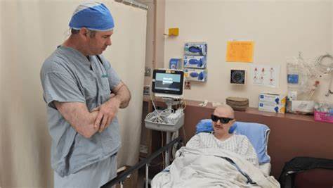 通过一种创新且复杂的手术,34岁的男子成功将牙齿植入眼睛,恢复了因严重角膜损伤而丧失的视力。这种被称为"牙齿入眼术"的技术,为受重度角膜疾病困扰的患者带来了新的希望,展现了医学与人体自身组织相结合的独特优势。
