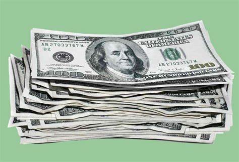 随着美联储预期降息,现金收益率下降,储户面临收益缩水压力。本文深入解析降息对理财市场的影响,提供资金转移的实用建议,帮助投资者实现资产保值增值。
