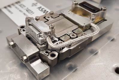 随着半导体制造技术的飞速发展,极紫外光刻(EUV)作为先进制程的关键技术,推动了芯片制造的革命性进步。氢气阀门作为EUV系统中不可或缺的核心组件,其设计和性能的优化,显著提升了叠层精度与生产吞吐能力,成为制造工艺突破的重要推手。文章深入探讨氢气阀门在EUV光刻机中的应用,技术特点及其对半导体产业的深远影响。
