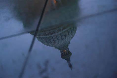 美国政府停摆风险在第三季度收官之际成为市场焦点,伴随就业数据可能推迟、财政与货币政策预期波动,以及地缘政治与中国经济数据的交织,分析对股票、债市、外汇与大宗商品的实际影响与投资策略建议。
