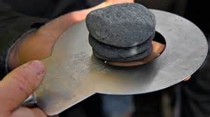 国际跳石大赛自1983年创办以来,逐渐发展成为一项备受瞩目的全球性赛事。本文深入探讨近期赛事中爆发的石头"修饰"丑闻,解析石头跳跃背后的物理奥秘,并介绍冠军选手背后的训练与策略。
