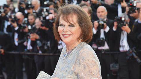 克劳迪娅·卡迪纳勒,法意混血的电影传奇人物,以其独特的魅力和卓越演技成为六十年代电影的标志性人物。她不仅在欧洲电影界大放异彩,还影响了好莱坞与国际电影的发展。本文深入探讨她的成长经历、演艺生涯及其对电影艺术和社会的深远影响。
