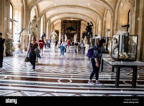 巴黎卢浮宫作为世界上最大的博物馆,凭借其丰富的艺术收藏和悠久的历史,吸引着全球数以百万计的游客。博物馆不仅展示了从古埃及文明到近代欧洲艺术的珍贵藏品,还通过宏伟的建筑和丰富的文化内涵,成为了解人类文明发展与艺术演变的重要窗口。
