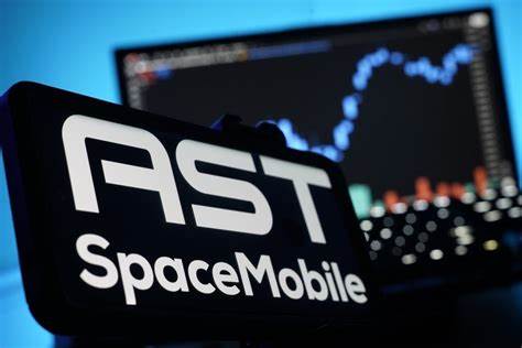 深入剖析AST SpaceMobile股票的最新动态,探讨其在卫星互联网市场中的竞争优势与挑战,以及与SpaceX等巨头的竞争格局和未来发展前景。
