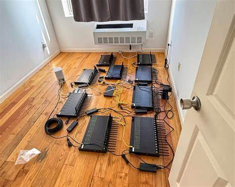 住房共享曾是缓解居住压力的低成本方案,但因各种法律和政策限制,合租在许多地区被边缘化甚至非法化。本文深入探讨了共享居住遭遇禁令的历史背景、法律根源以及对当代住房市场和社会结构的深远影响。
