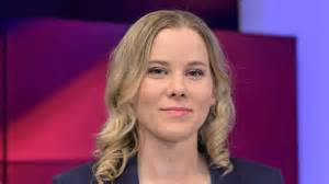 近日,德国北德广播公司(NDR)决定不再让著名主持人Julia Ruhs参与其社会话题节目《Klar》的制作,这一举措在公众和媒体圈内引起了广泛关注和热议。Julia Ruhs以其在节目中的独特视角和直言不讳的风格赢得了大量观众的支持,但也因此招致不少争议。此举不仅反映了当前公共广播在面对敏感话题时的取舍,也揭示了媒体环境中的权力博弈与文化现象。
