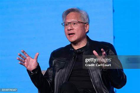 英伟达与英特尔达成重大战略合作,将共同打造多代定制数据中心及PC产品,推动英特尔在人工智能领域的崛起。这笔交易不仅为英特尔带来资金注入和技术互补,也被业界视为改变芯片行业格局的重要契机。本文深入解读合作背景、市场影响及未来展望。
