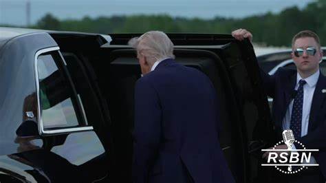 本文讲述了9·11事件中Windows on the World餐厅经理格伦·沃格特的亲身经历,他在灾难中幸存,而79名员工遇难,反映了幸存者的内心挣扎与对逝去同事的责任感。通过回顾这段历史与个人故事,探讨了创伤后的治疗与缅怀的重要性。
