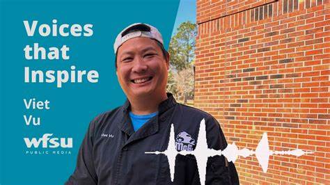 随着人工智能技术的快速发展,许多人担忧自动化机器人将取代人类客服岗位。然而,最新的Gartner调查显示,未来几年内顶级企业仍将保持大量人类客服岗位,通过AI辅助提升服务质量,而非完全替代人工。文章深入探讨了AI在客服行业的实际应用挑战、企业的调整策略及人机合作的未来趋势。
