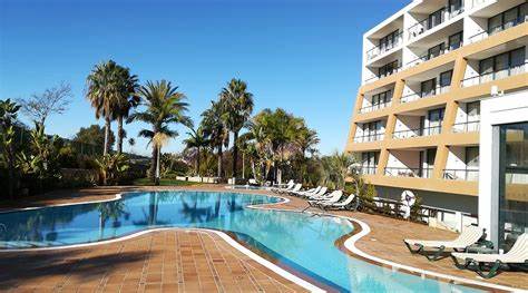 深入了解佩斯塔纳阿尔沃尔公园的住宿环境、设施服务、周边景点及性价比,助您规划完美的葡萄牙阿尔加维海岸之旅。包含真实游客点评和最新价格信息,提供全方位的参考。
