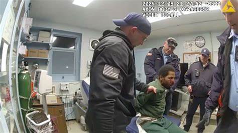 前狱警遭遇枪击幸存后,长期推动联邦通信委员会允许在州级监狱内使用手机信号屏蔽技术。文章回顾案情与政策演进,分析屏蔽与托管接入系统的技术差异、法律与公共安全风险,并提出可行的监管与操作建议。
