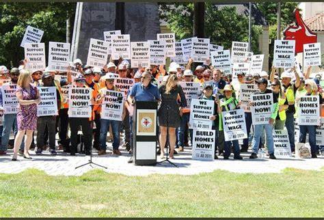 加州即将通过具有里程碑意义的SB 79法案,推动公共交通周边住房密度大幅提升,促使城市规划和住房市场迎来深刻变革。尽管面临多方争议,YIMBY运动凭借坚持不懈的努力推动了这场变革,为解决加州住房危机注入新动力。本文深入解析该法案的背景、争议及未来影响,展望加州住房政策的演进方向。
