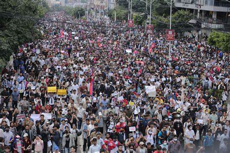 尼泊尔首都加德满都因政府实施社交媒体禁令和长期腐败问题爆发大规模青年抗议,Z世代在这场历史性运动中扮演关键角色,政治局势迎来重大转折。
