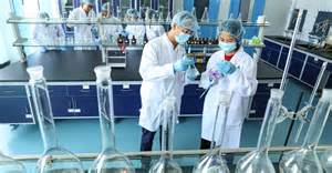 隨著特朗普政府考慮對中國藥品實施嚴格限制,美國製藥行業面臨潛在巨大擾動。本篇深入探討這一政策的背景、涉及的利益關係人、對產業鏈及未來醫藥發展的深遠影響。本文為了解中美生物科技競爭及全球製藥生態提供全面視角。
