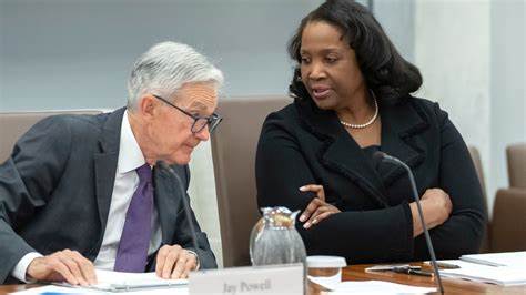 随着特朗普试图影响美联储领导层,市场对其成功可能性持怀疑态度。本文深入探讨了当前美联储权力结构、特朗普的挑战及预测市场对这一政治博弈的反应,解析其对金融市场和加密货币的潜在影响。
