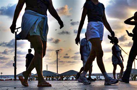 深入探讨以色列社会中的信息孤岛现象,剖析其背后的历史与政治根源,揭示当前冲突的复杂性,并探讨突破信息壁垒、促成和平的有效途径和国际社会的责任。
