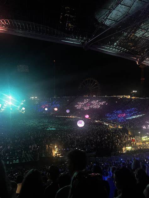 回顧 Coldplay 自1997 年成軍以來的演唱會與巡演發展,解析重要時刻、代表性曲目、舞台創新與可持續巡演做法,並結合 Concert Archives 的演出資料,勾勒樂團現場表演的演變與未來走向。
