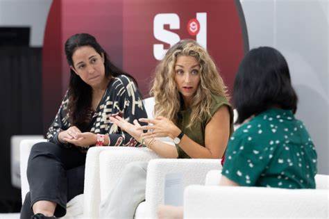 深入解析法国运动鞋品牌Veja如何以材料为起点重构供应链,通过与巴西和周边地区生产者的直接合作,推进有机棉、野生橡胶、皮革与回收塑料项目,体现社会与环境责任,为品牌可持续发展提供可复制的实践路径。
