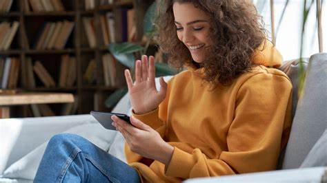 在人工智能技术迅猛发展的时代,许多传统岗位正面临被替代的风险。然而,具备某种关键能力的人才将变得不可替代。亚马逊网络服务CEO马特·加尔曼指出,坚定培养批判性思维能力,是职场人士脱颖而出、保持竞争力的重要路径。
