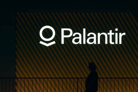 帕兰蒂尔,这家以国防和大数据软件闻名的科技公司,正通过销售服饰和配件,试图打造一个超越传统科技企业的生活方式品牌。本文深入探讨了帕兰蒂尔如何从技术硬件转向消费者文化,以及这一策略背后的商业和文化意义。
