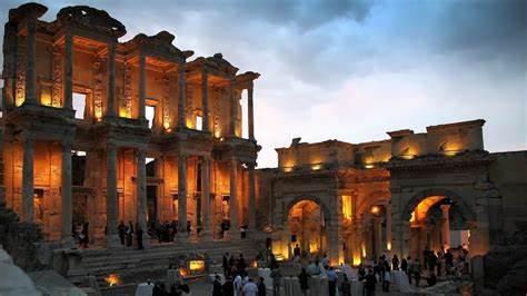 深度揭秘以弗所古城的辉煌历史与文化遗产,带您领略这座古代世界最辉煌都市的建筑奇迹和丰富的人文故事,助您规划完美旅行体验。
