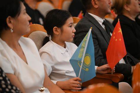 人民币计价稳定币在哈萨克斯坦亮相,揭示中国在区块链与数字金融领域的战略试探,对跨境支付、贸易结算和人民币国际化产生深远影响,同时引发监管、合规与地缘政治的多重考量。
