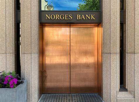 挪威央行近期宣布下调关键利率,此举不仅反映了对当前经济状况的回应,也透露出未来货币政策将保持谨慎且渐进的调整趋势,对投资者和市场产生深远影响。本文将深入解析这一政策变动的背景、意义及其对经济和金融市场的潜在影响。
