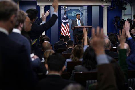 在当前高度分裂的政治环境中,银行业如何通过多样性和包容性政策,努力消除对保守派客户的偏见,打造公平公正的金融服务体系。本文探讨了银行在应对政治偏见指责时所采取的具体措施及其深远意义。
