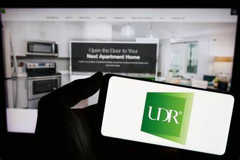 回顾过去十年UDR股票的投资表现,揭示其价格涨幅与分红收益,分析与标普500指数的对比,以及未来投资潜力和市场预期,为投资者提供全面的决策参考。
